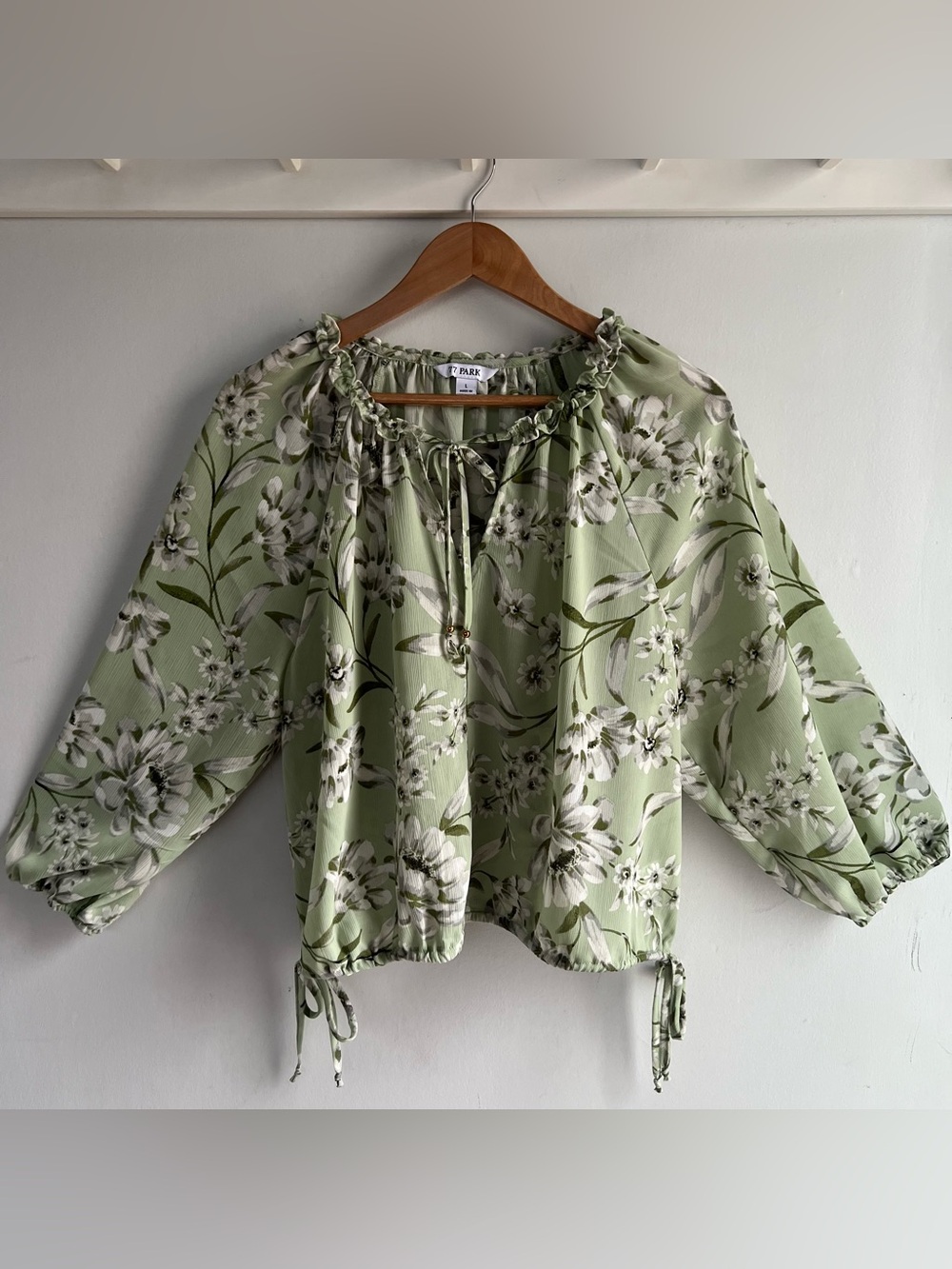 77 Park Women’s L Large Green Floral Peasant Blouse Tie Neck Balloon Sleeve NWT